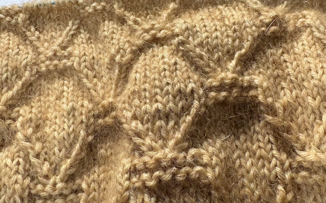 Efterårshygge med denne flotte Maille opskrift i en hot karrygul garn