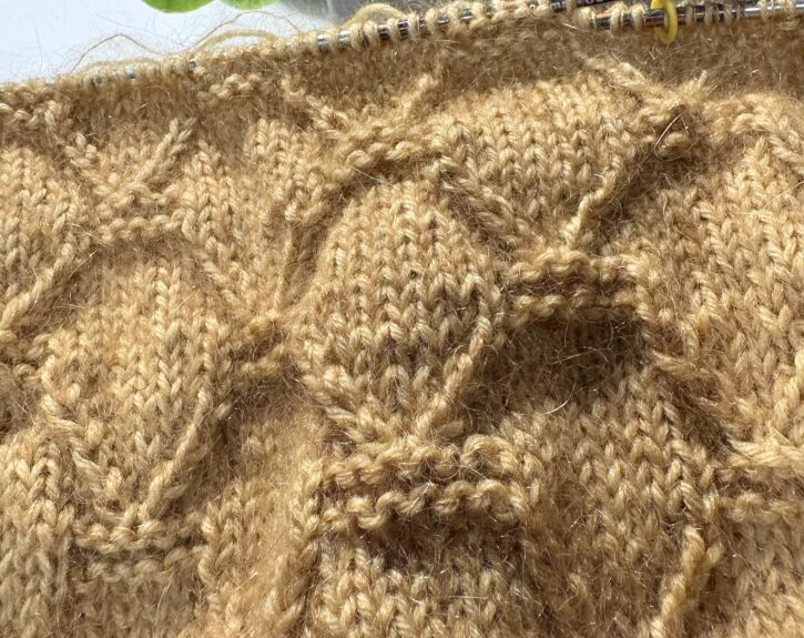 Efterårshygge med denne flotte Maille opskrift i en hot karrygul garn